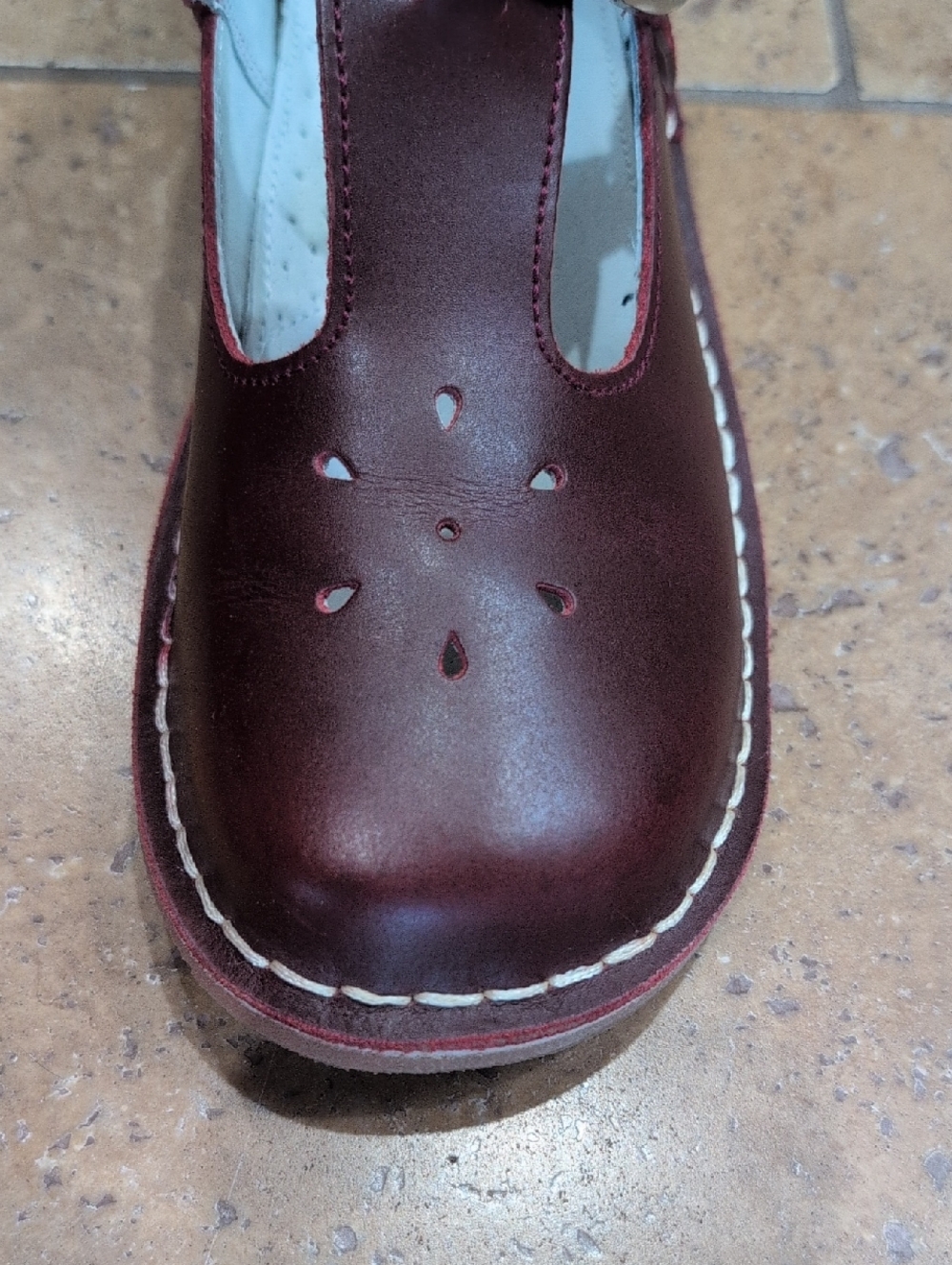 L'Amour girl shoes. Red. Size 4. - Picture 9 of 9